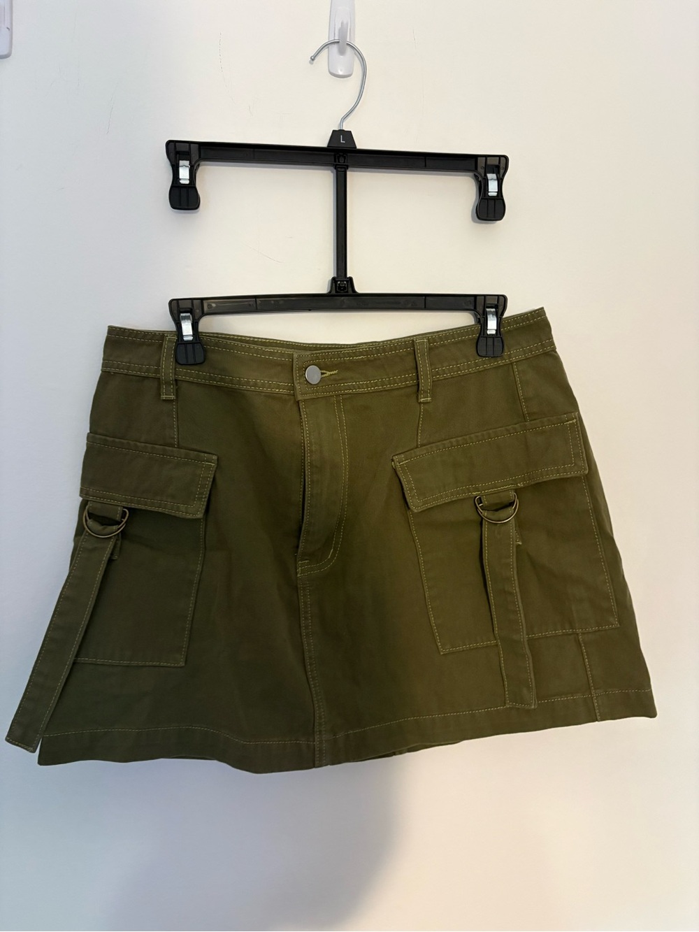 Cider Women’s Olive Green Utility Cargo Mini Skirt